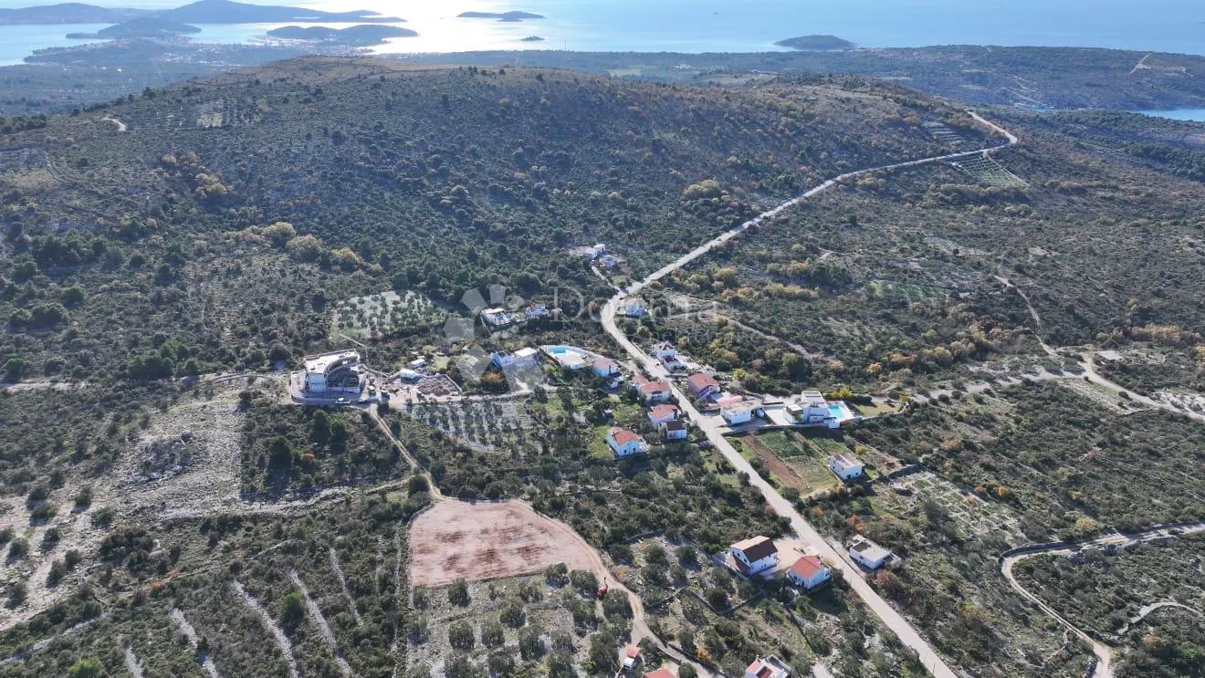 građevinsko zemljište od 901m2 u zaleđu primoštena - slika 9