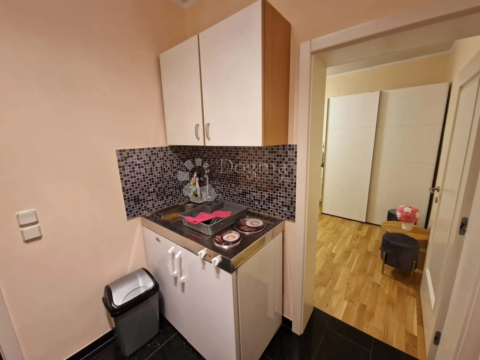 kuća s 4 apartmana - drugi red od mora - slika 35