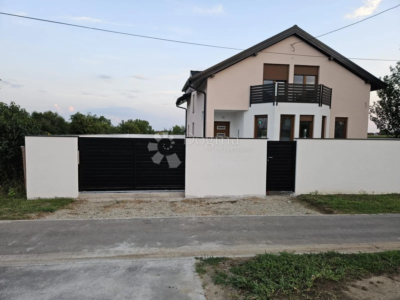 obiteljski dom u sarvašu, 5 soba, 196m2! - slika 9