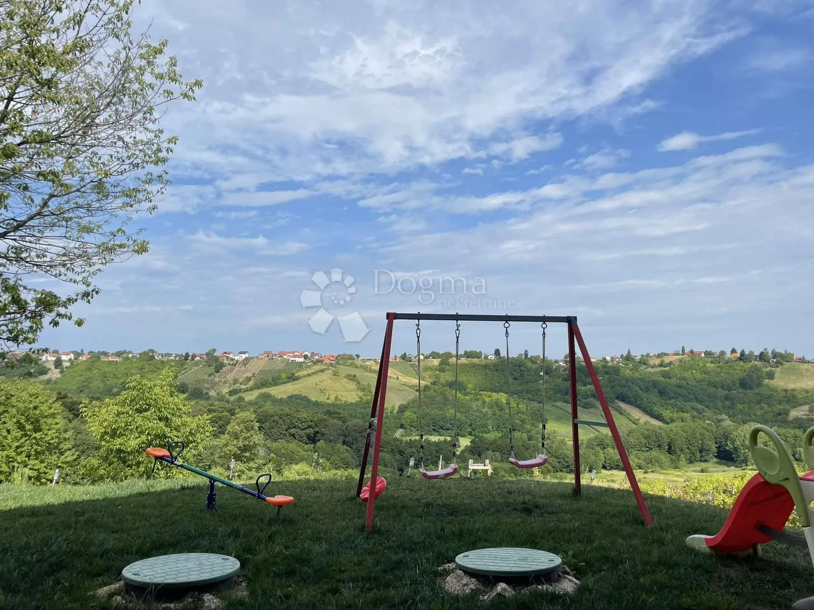 drvena kuća u naručju šume - slika 26