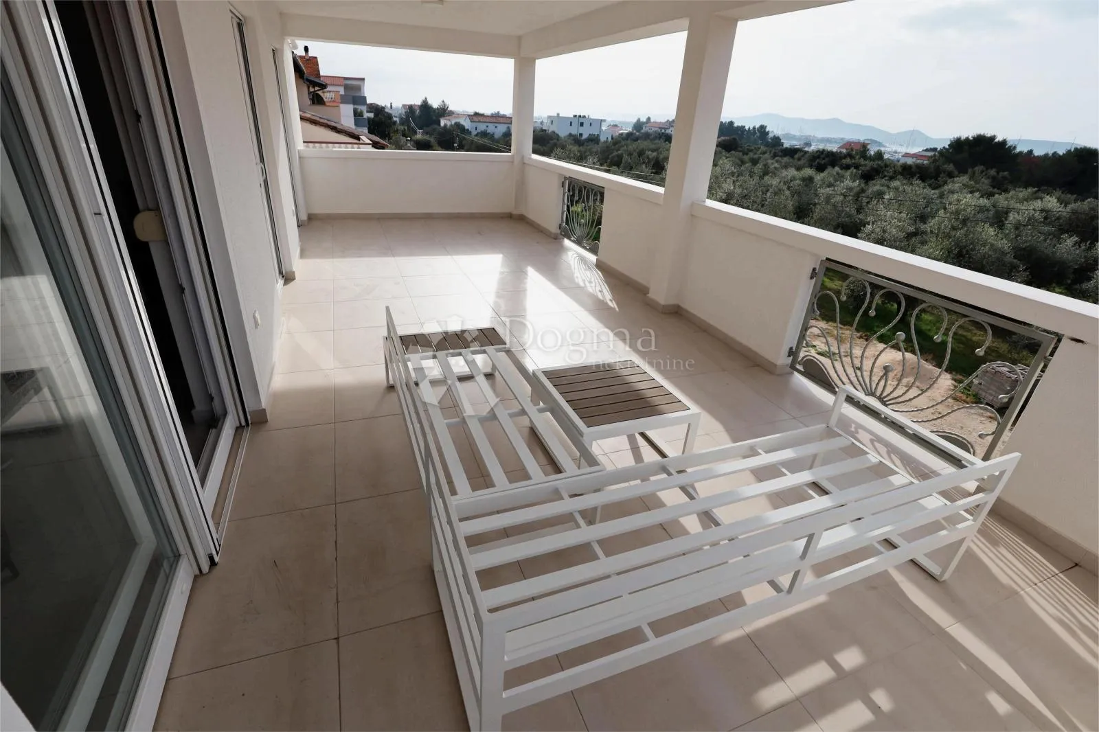namješteni apartman u mirnom dijelu sukošana, odmah useljiv - slika 9
