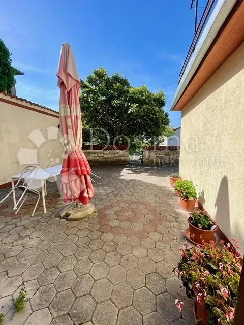 kuća, s restoranom u prizemlju, u centru buja - slika 16