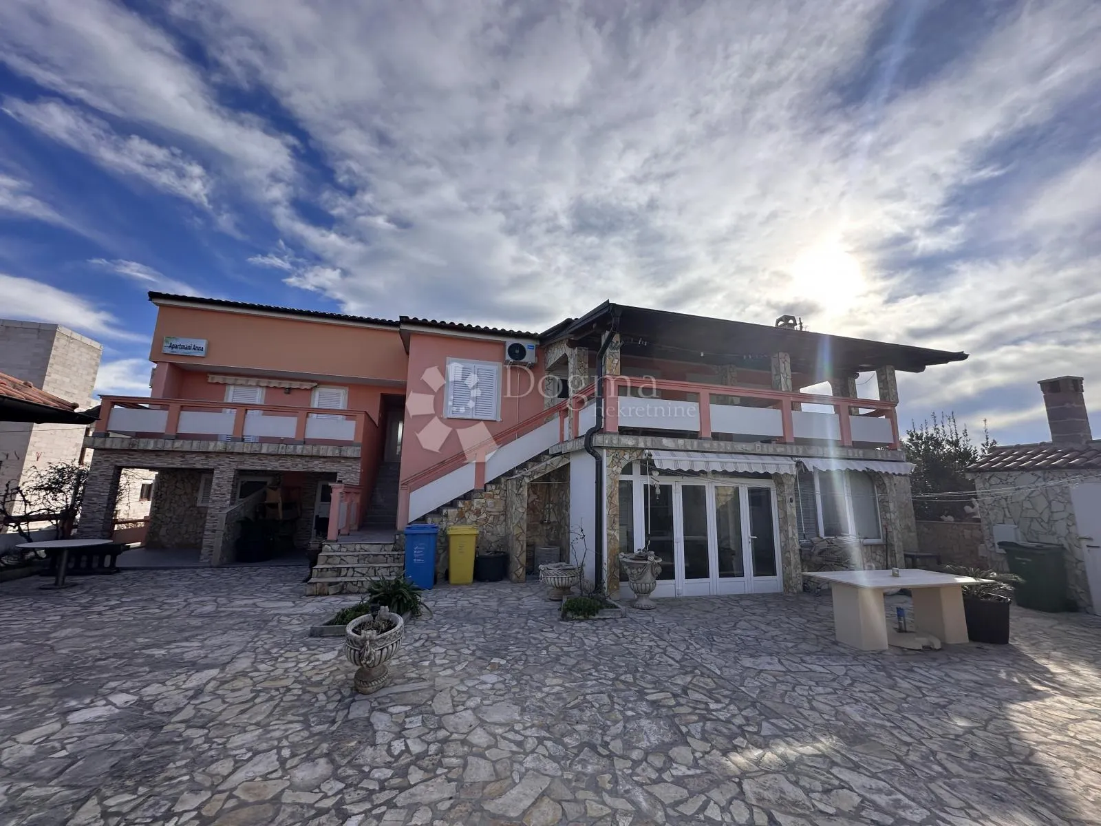 vir kuća sa 8 apartmana uhodana u posao sa turizmom - slika 1