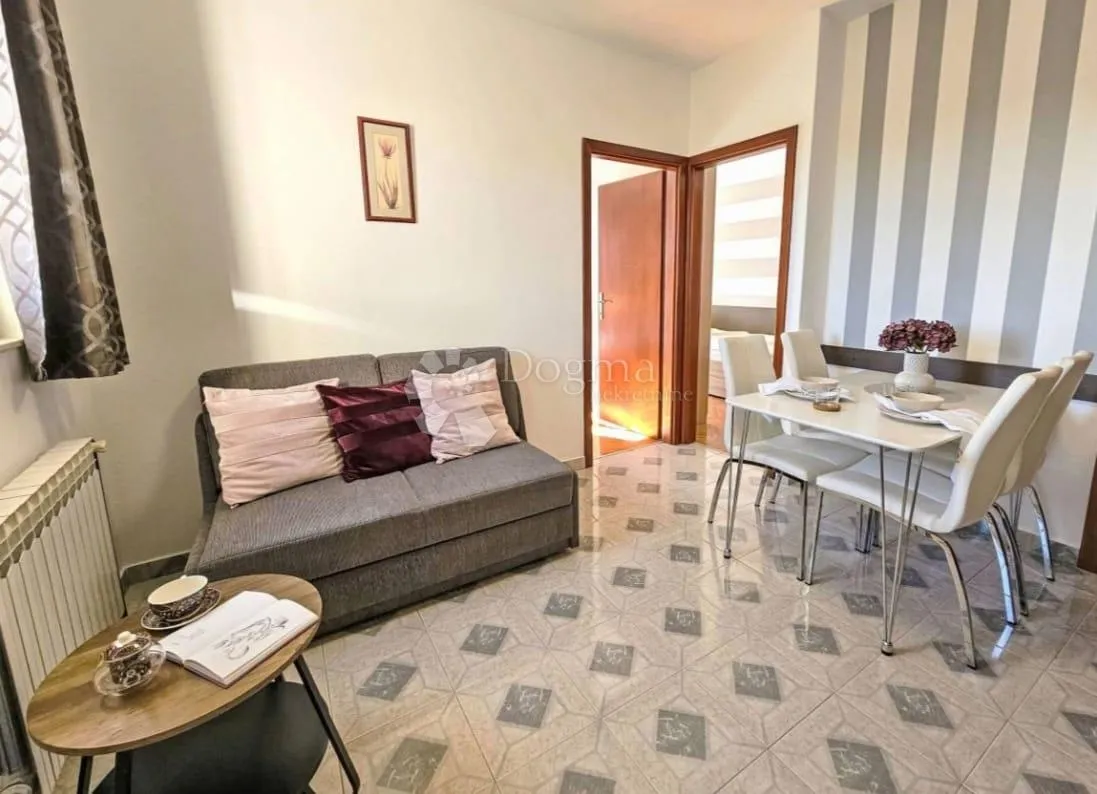 tribunj - iznimna apartmanska kuća s predivnim vrtom i bazenom - slika 24