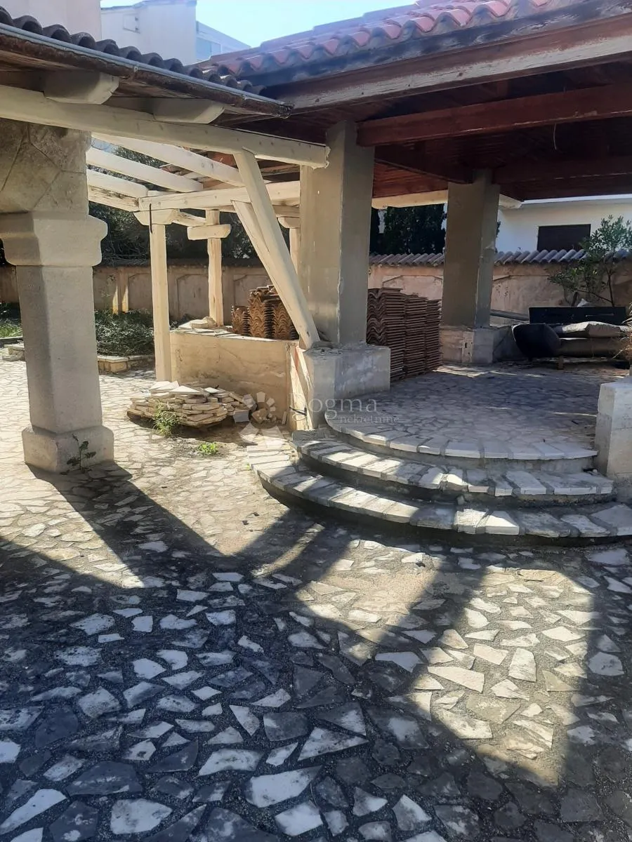 poslovni prostor sa dvorištem centar novalje - slika 5