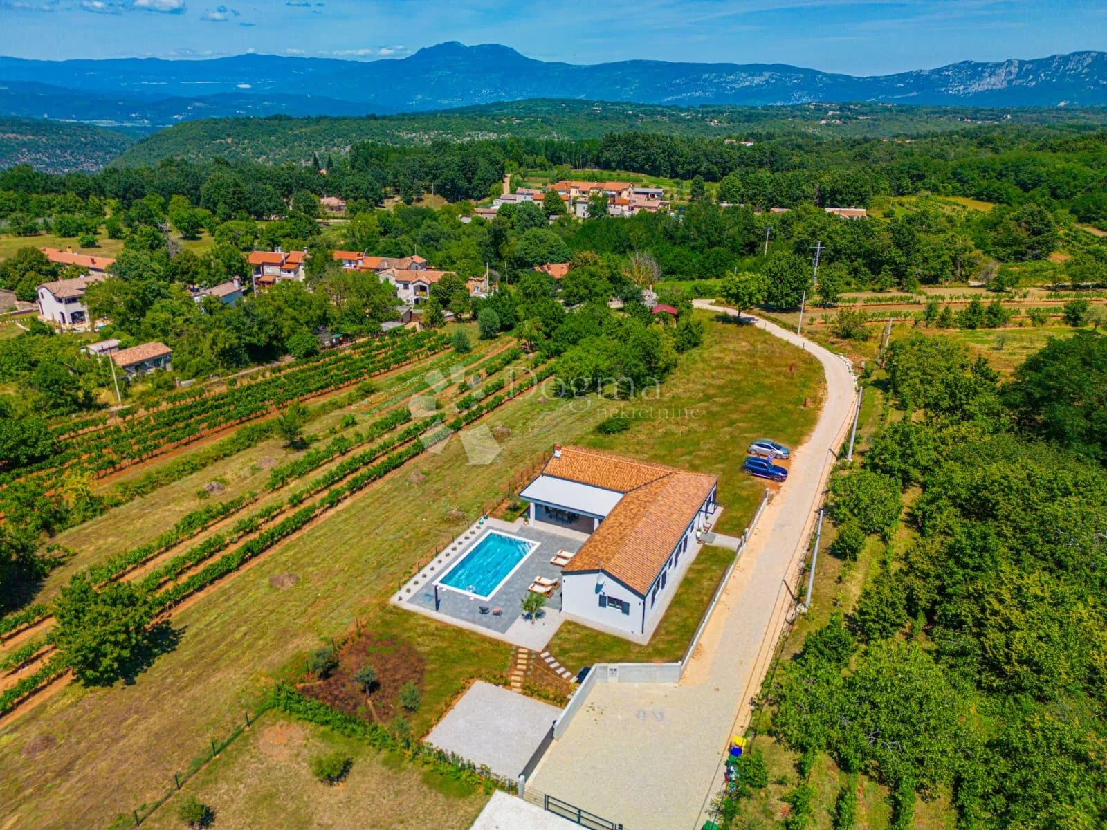prekrasna vila na sa grijanim bazenom - slika 17