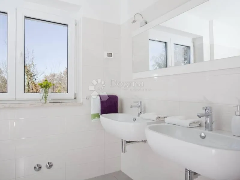 prekrasna villa s bazenom sa prostranom okućnicom od čak 4260m2 - slika 15