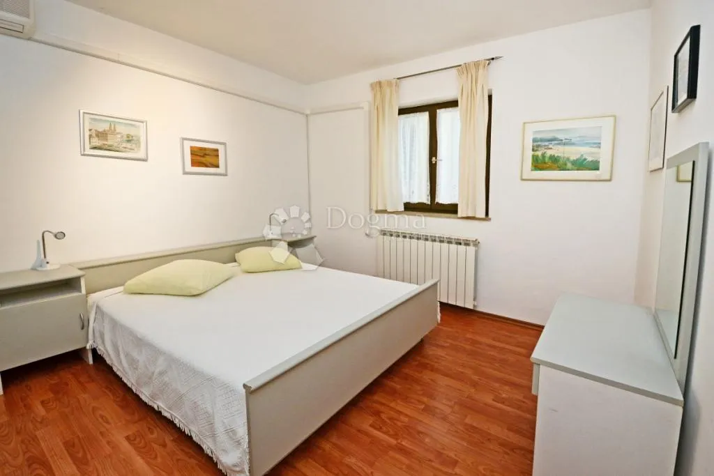 kuća sa 5 stambenih jedinica, bazenom i pogledom na more - slika 5