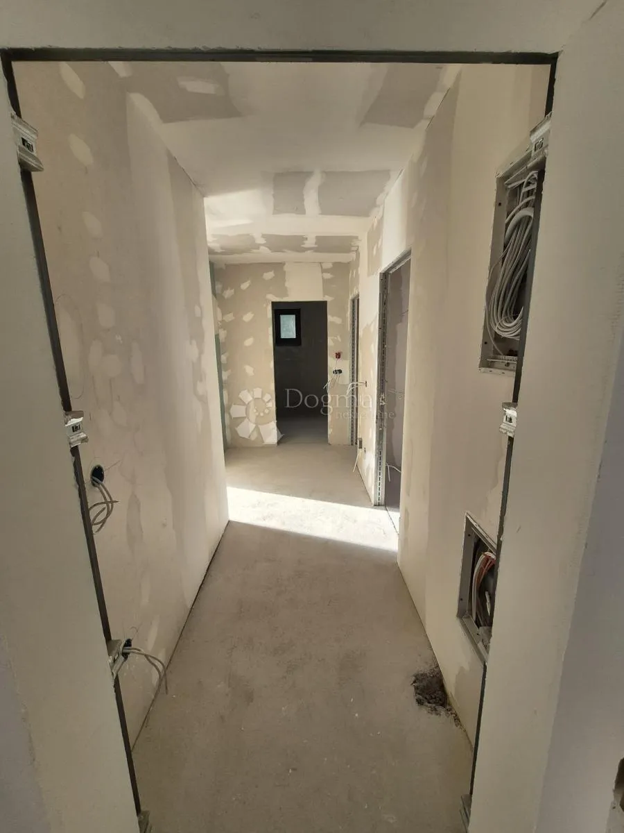 dvosoban stan na top lokaciji - slika 18