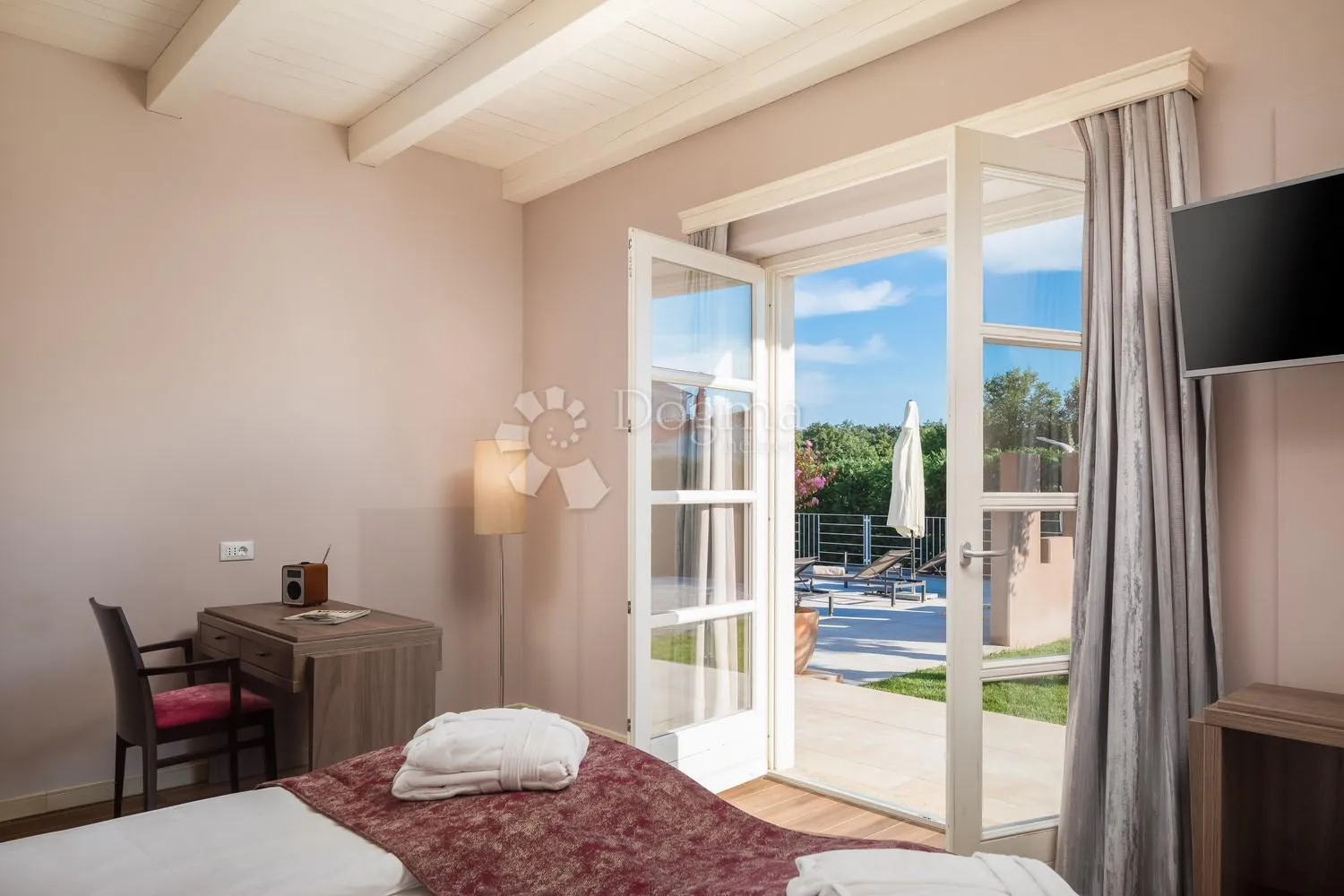 villa koja odiše elgancijom, sa bazenom i pomoćnim objektom - slika 19