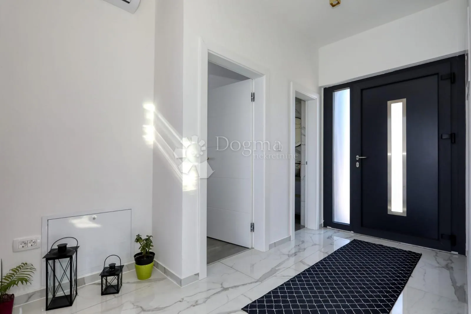 prodaje se moderna vila sa bazenom privlaka - slika 15