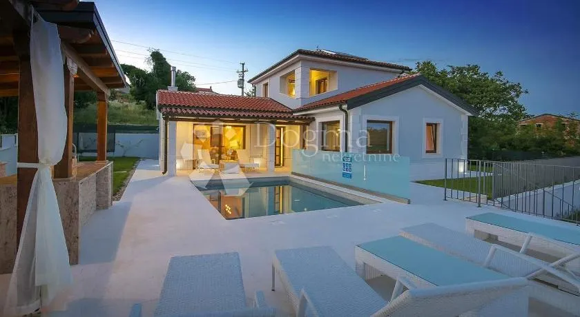 villa na rubu sela nedaleko mora - slika 33
