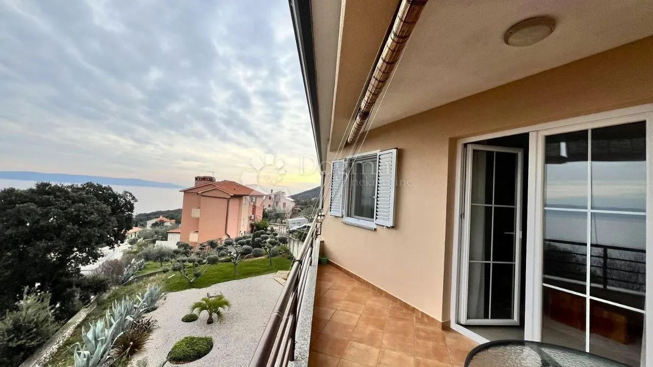 kuća sa 4 stana-pogled more i građevinska parcela - slika 34