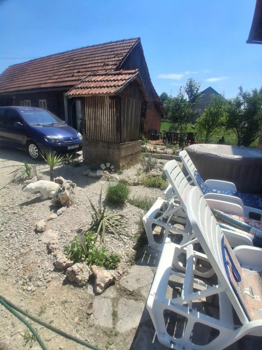prostrana kuća s pomoćnim objektom i okućnicom - slika 25