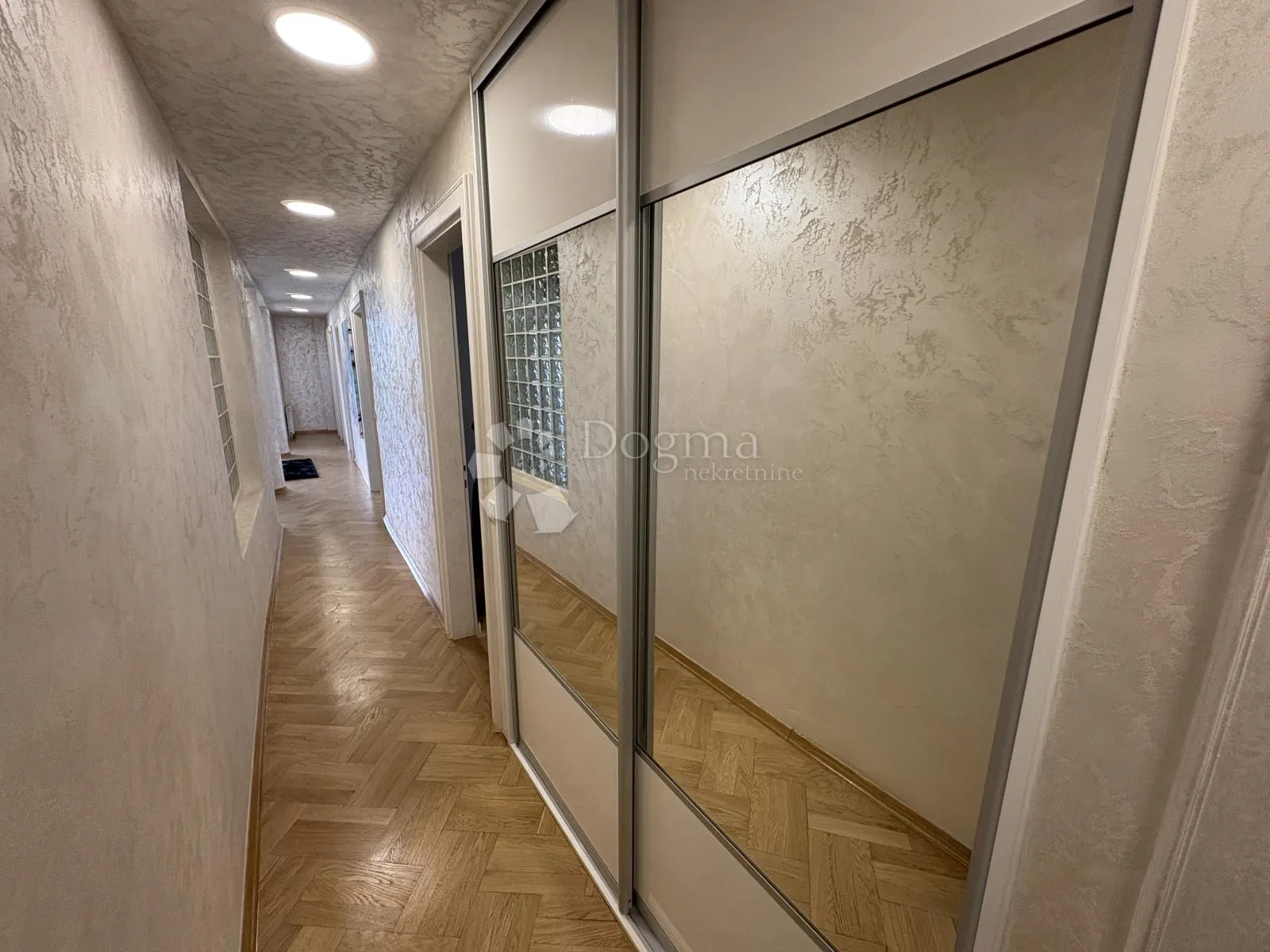 vrhovec 192 m² – panoramski pogled na zagreb, terase, garaža - slika 15