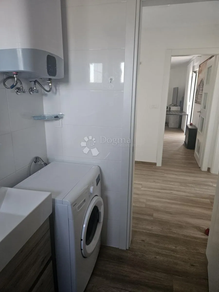apartman s pogledom na more i velikim dvorištem, 400 m od mora - slika 8