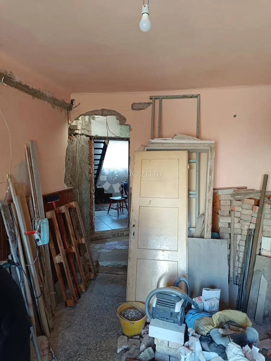 stan u kući za renovaciju - slika 5