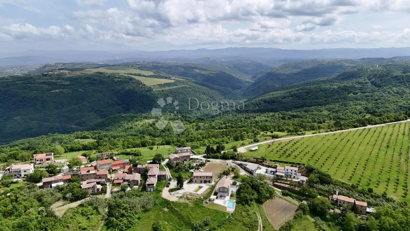 predivna kamena kuća s bazenom i pogledom na more - slika 4