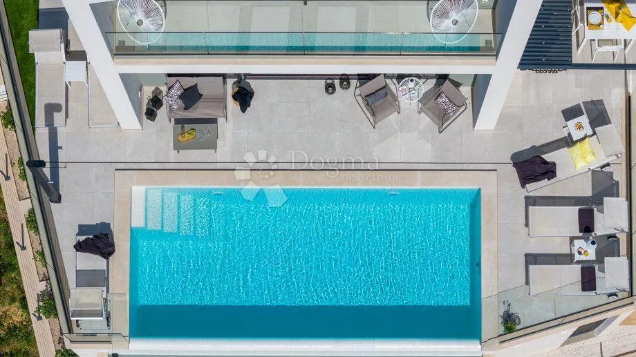 dvje kompletno namještene luksuzne smarthome vile - top lokacija i investicija - slika 18