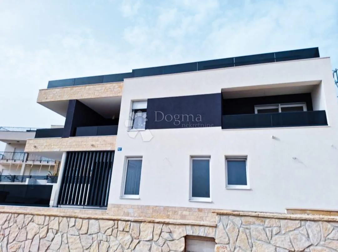 vila na 250m od mora, rtina - slika 6