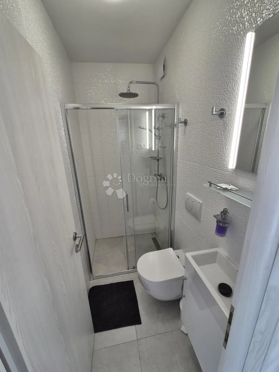 višestanbena kuća s 11 apartmana - slika 31