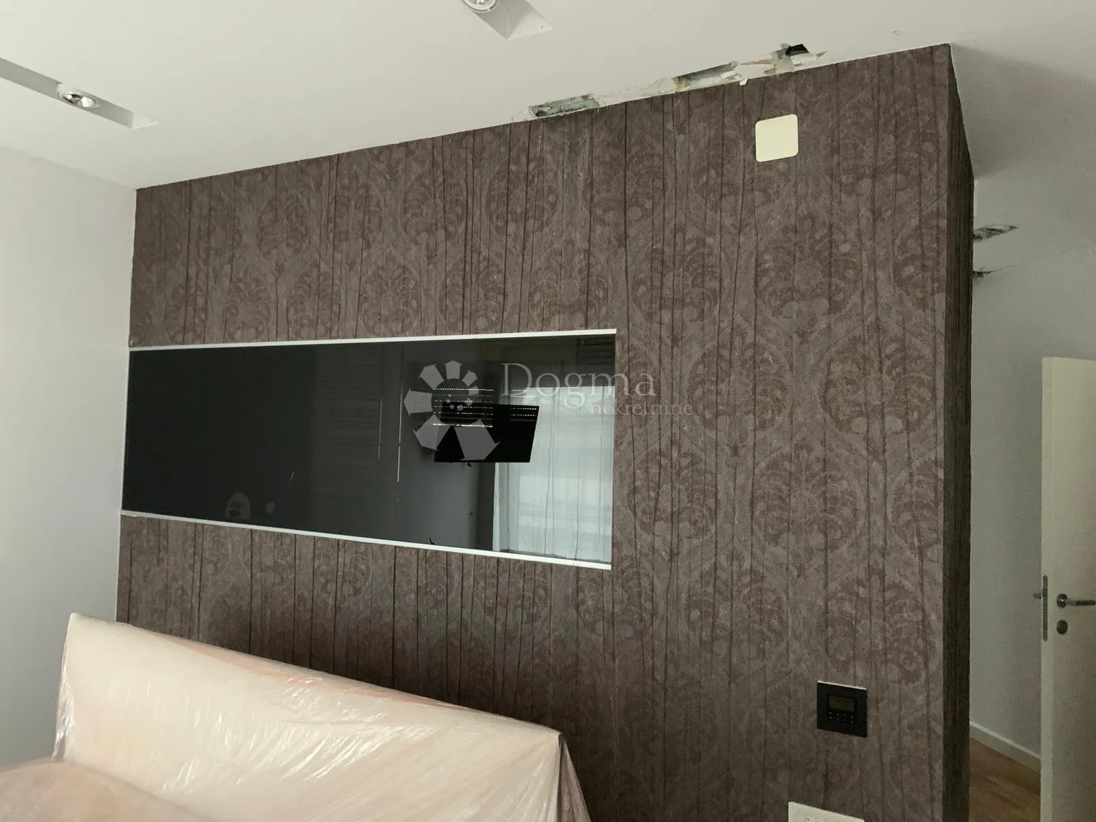 luksuzni troetažni penthouse sa terasom i bazenom - slika 2