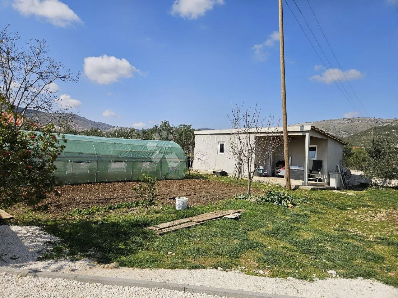 samostojeća kuća s velikom okućnicom i pogledom na more u planom! trogir - slika 23