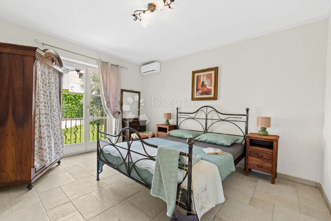 romantična kamena villa s bazenom - slika 16