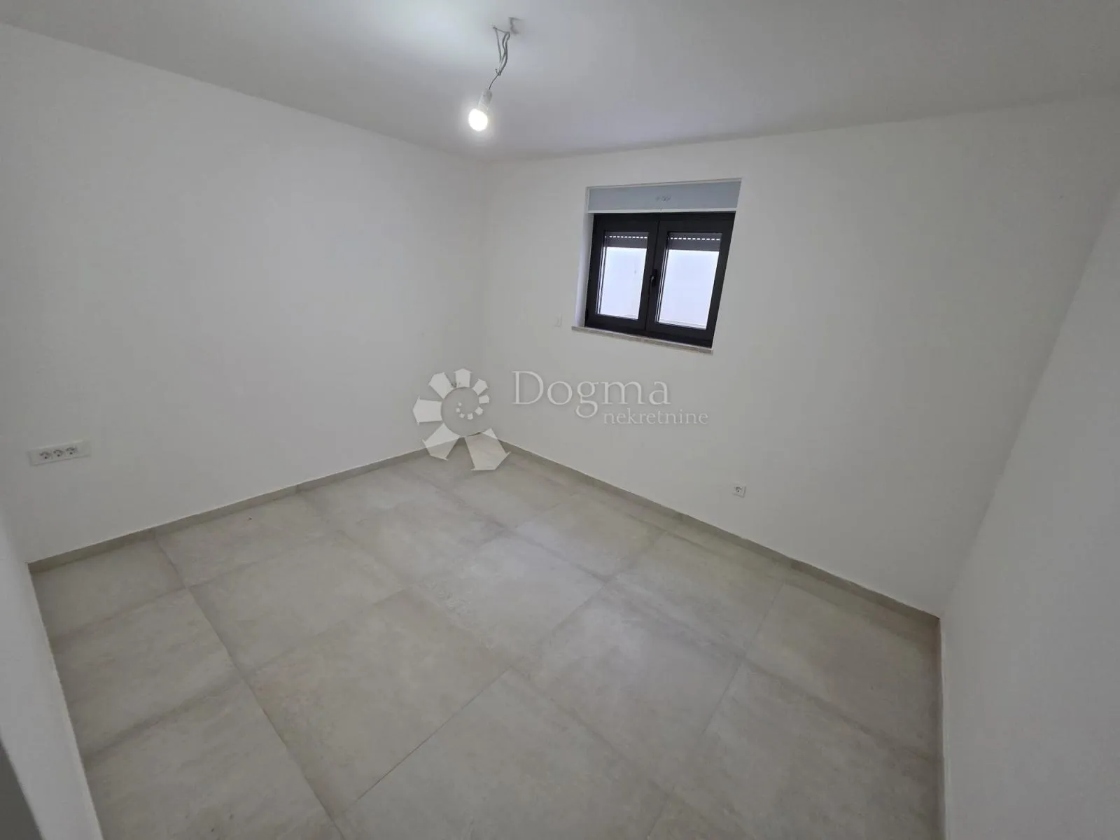 rogoznica- prizemlje u novogradnji 70m od mora - slika 10