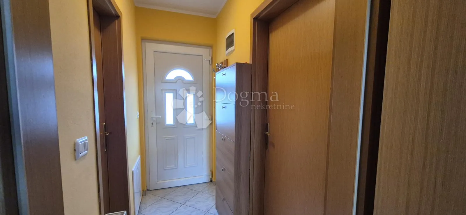 kuća sa 2 stana i bazenom - slika 104