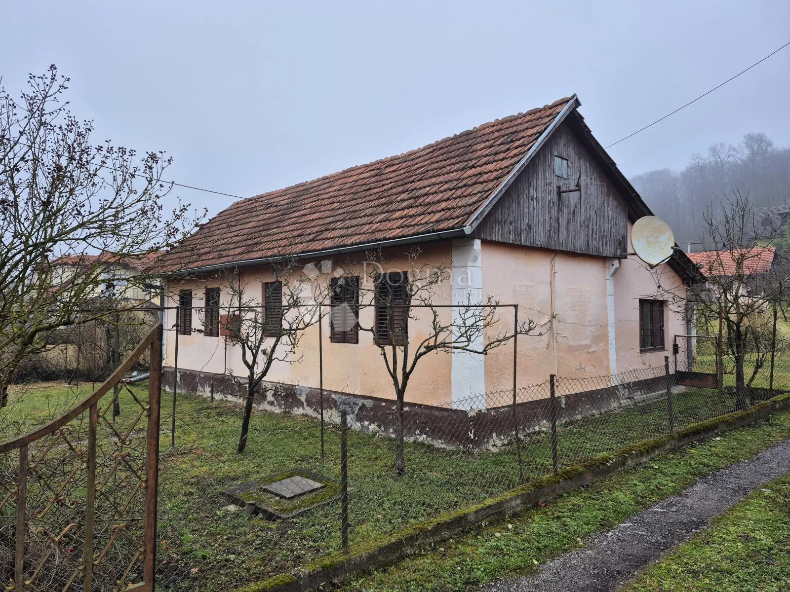 kuća s prostranom okućnicom na odličnoj lokaciji uz glavnu cestu zabok – bedekovčina - slika 2