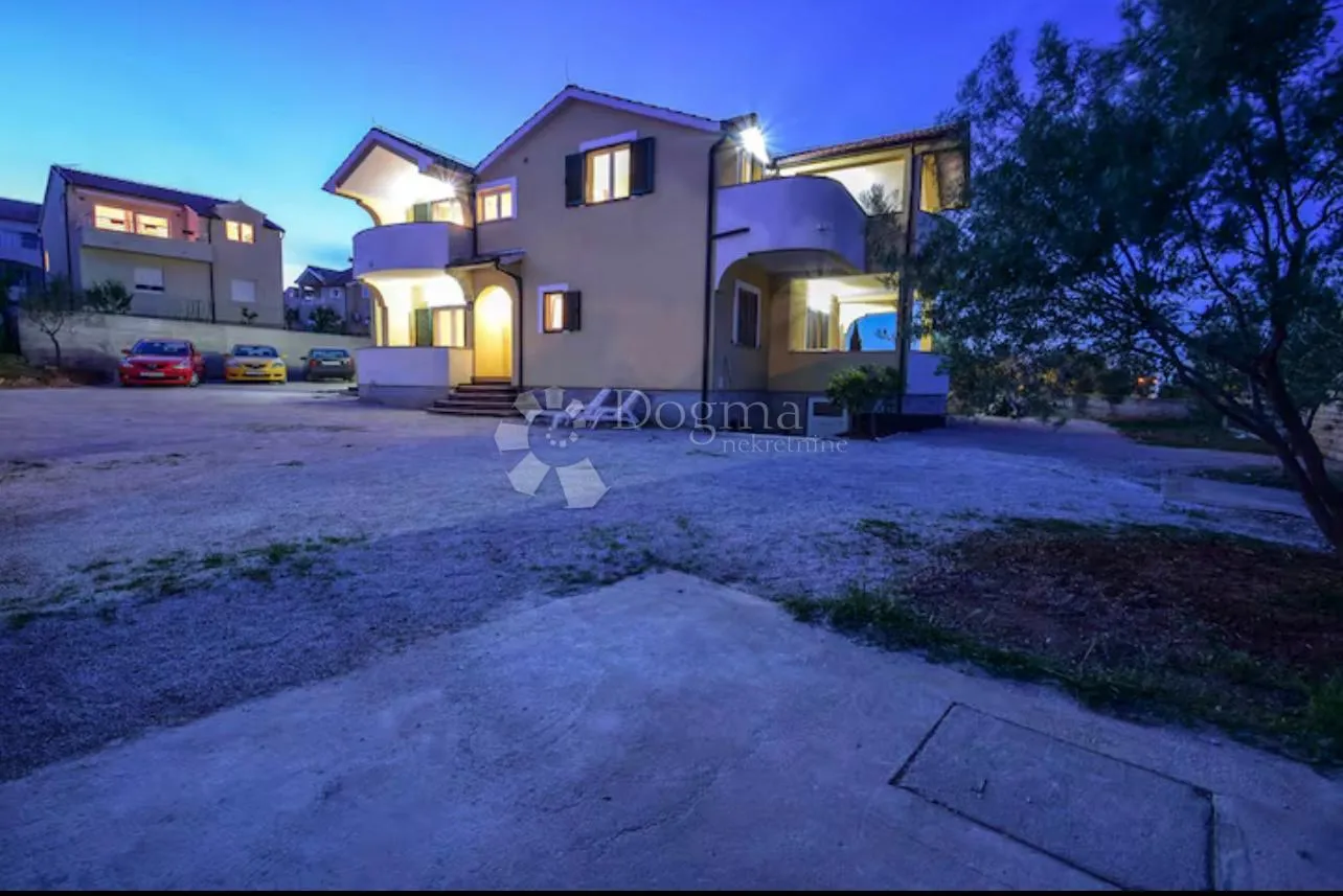 vodice – kuća s tri odvojena stana i terasama s pogledom na more - slika 11