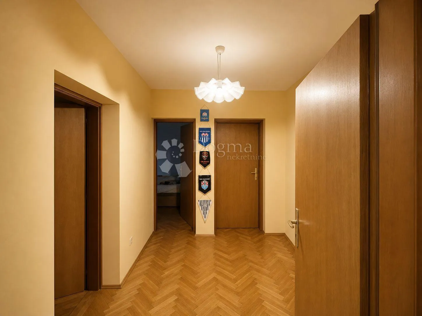 obiteljska kuća s dvorištem na malešnici - slika 11
