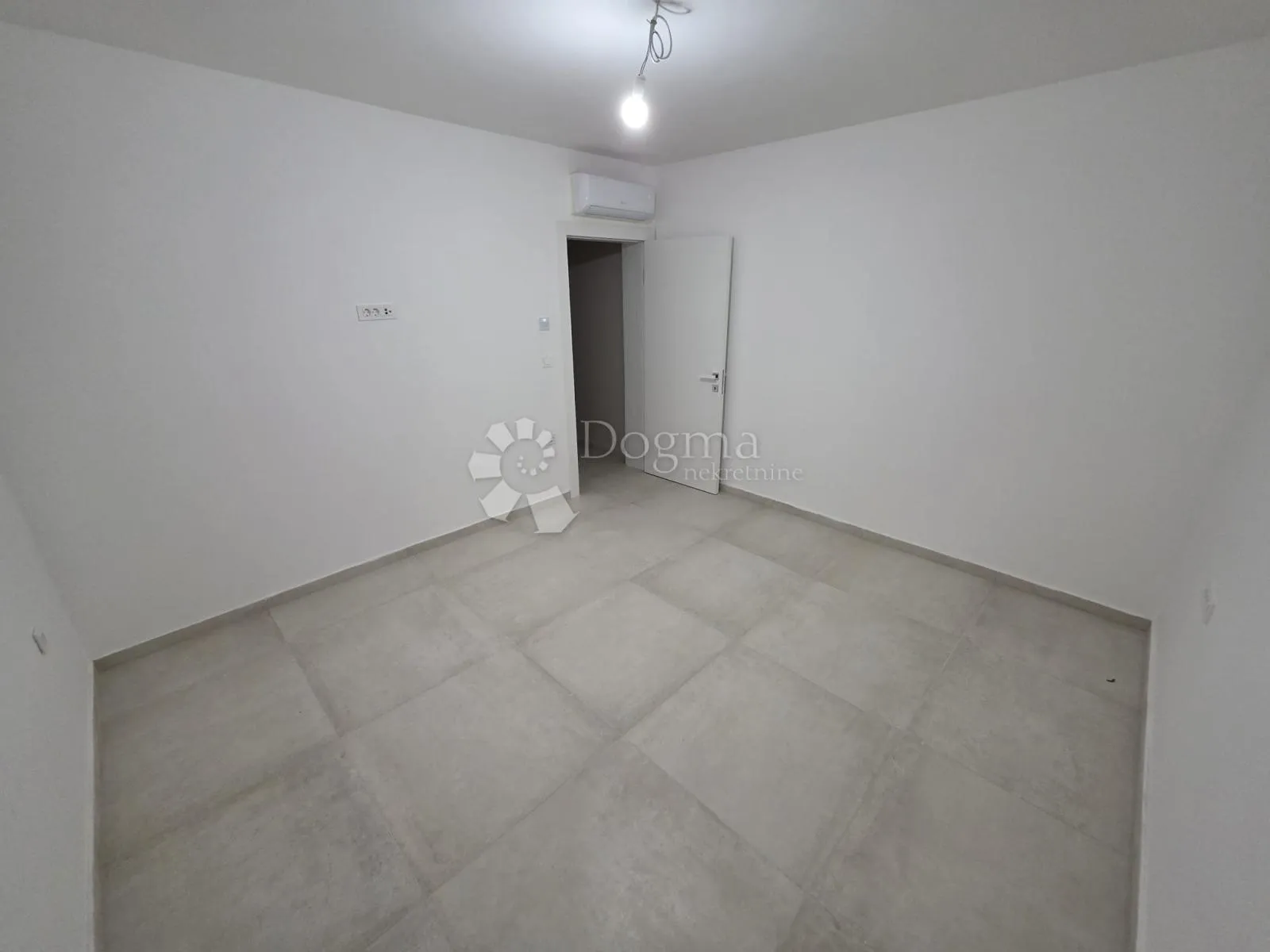 rogoznica- prizemlje u novogradnji 70m od mora - slika 12