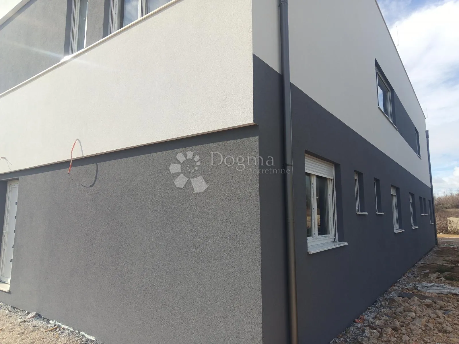 moderna vila s tri luksuzna stana - slika 10