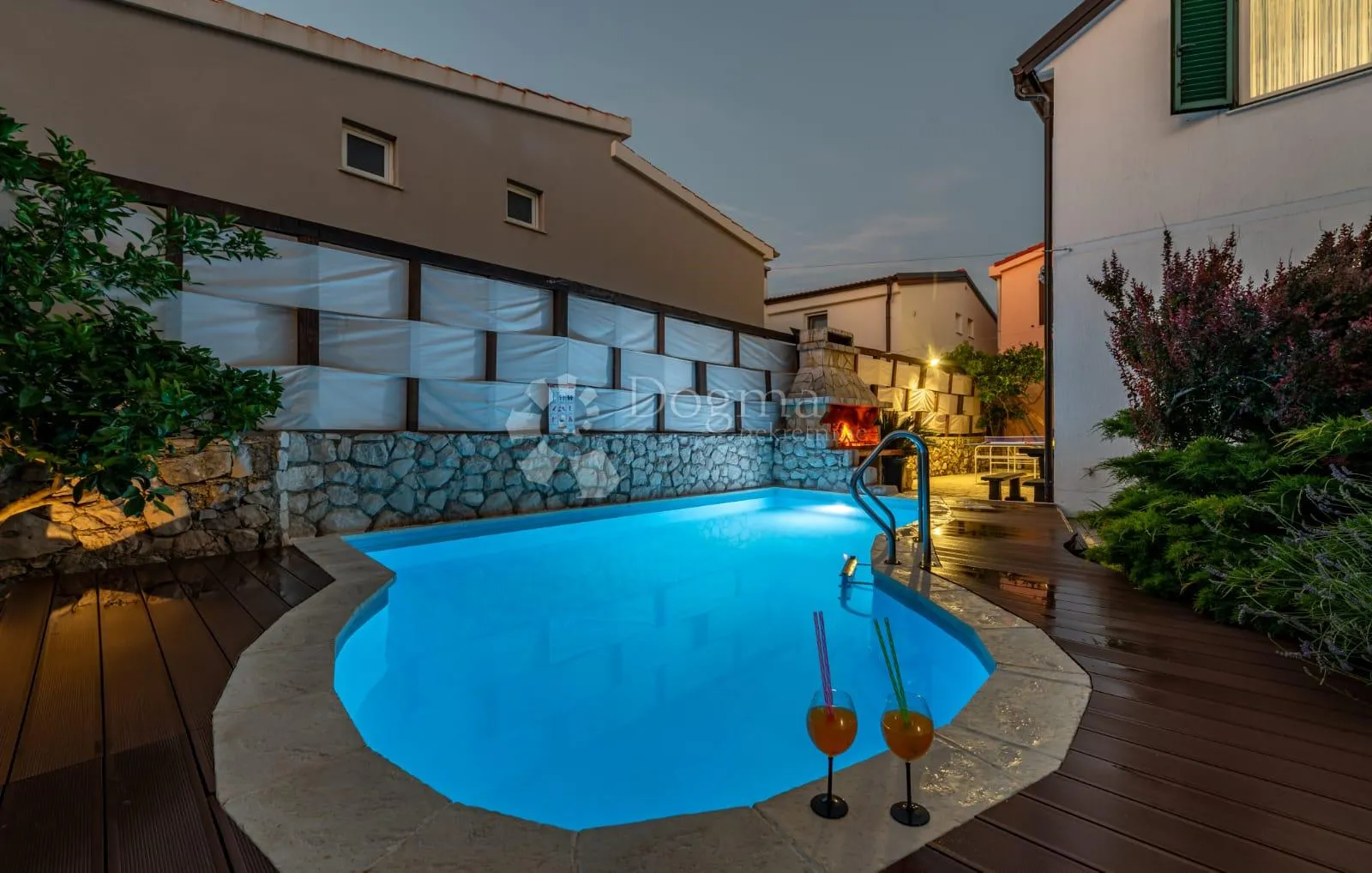 tri apartmana s bazenom - slika 12