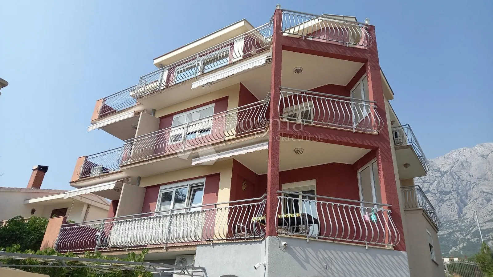 Apartmanska kuća sa velikom okućnicom - Makarska