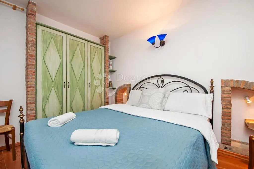 rovinj - kuća sa šest apartmana u srcu starog grada - slika 2