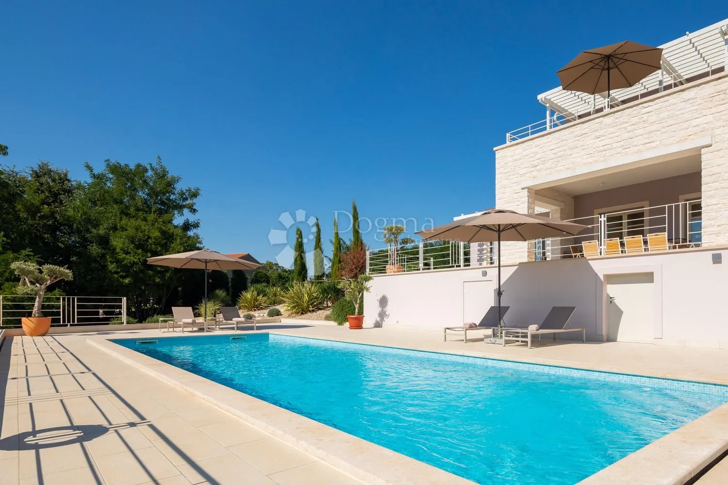 otmjena villa sa bazenom na lijepoj lokaciji - slika 4