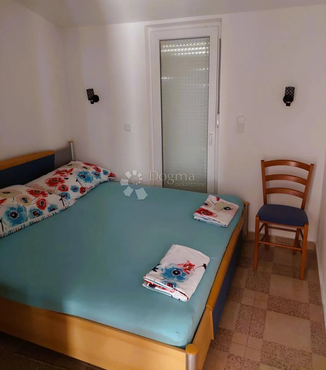 potpuno namještena kuća s tri apartmana - slika 2