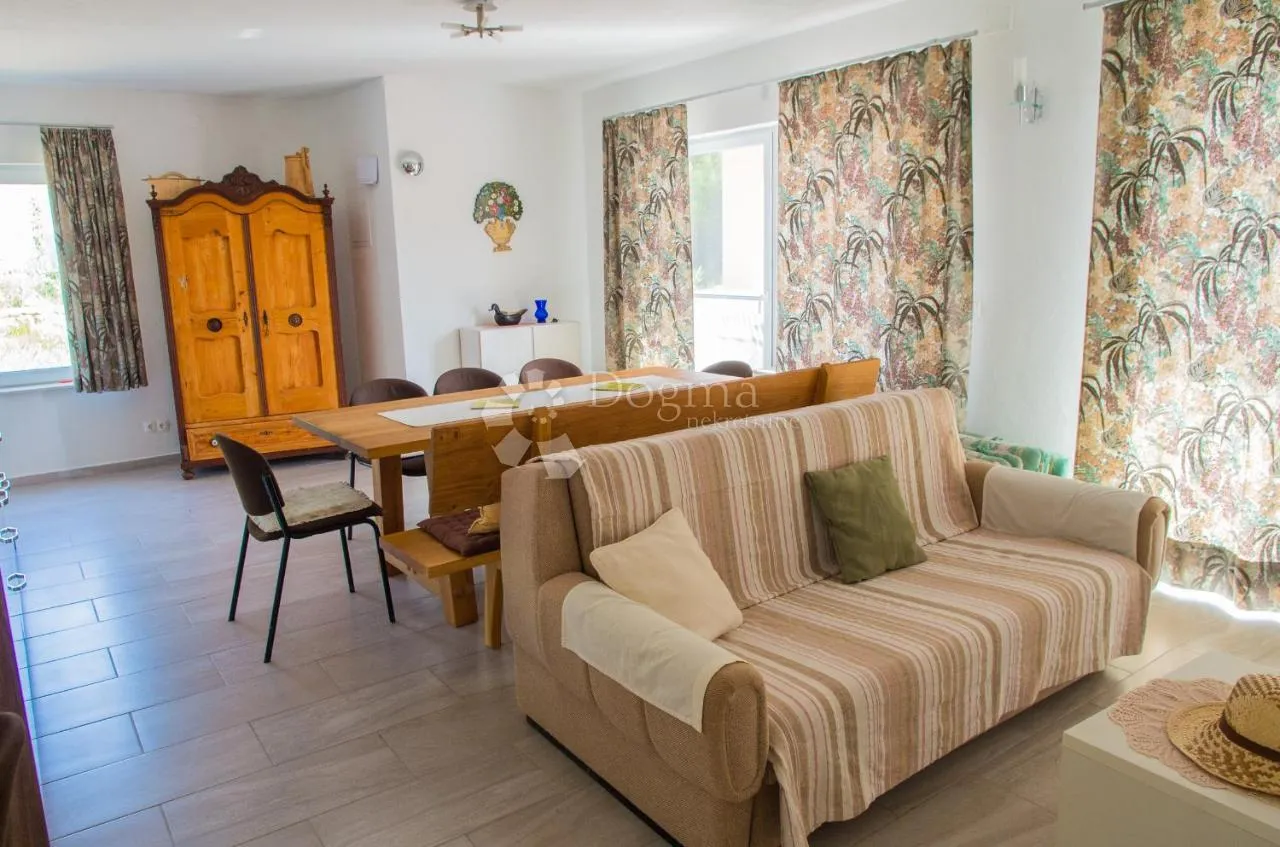 otok prvić - veća kuća nadomak plaže i mora - slika 28
