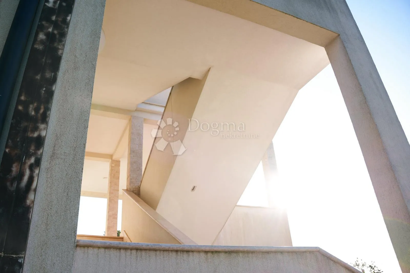 apartmanska kuća na atraktivnoj lokaciji - slika 14