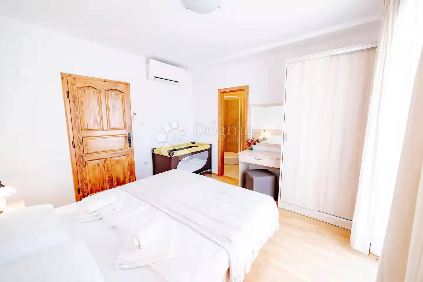 kvalitetna kamena vila s bazenom na prekrasnoj lokaciji - slika 10