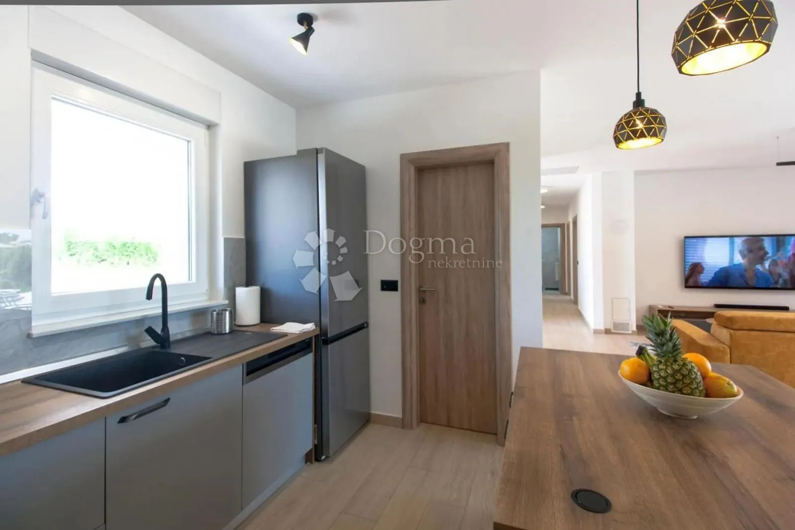 villa sa bazenom, konobom i 3800m2 okućnice - slika 7