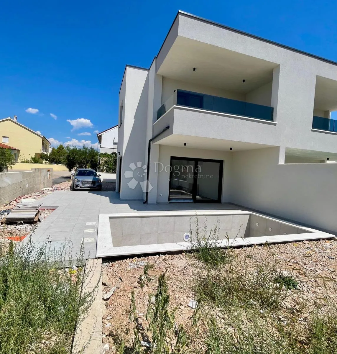 dvoetažni stan s vlastitim bazenom i vrtom – vodice - slika 5