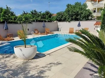 predivna kuća sa raskošnim vrtom - slika 26