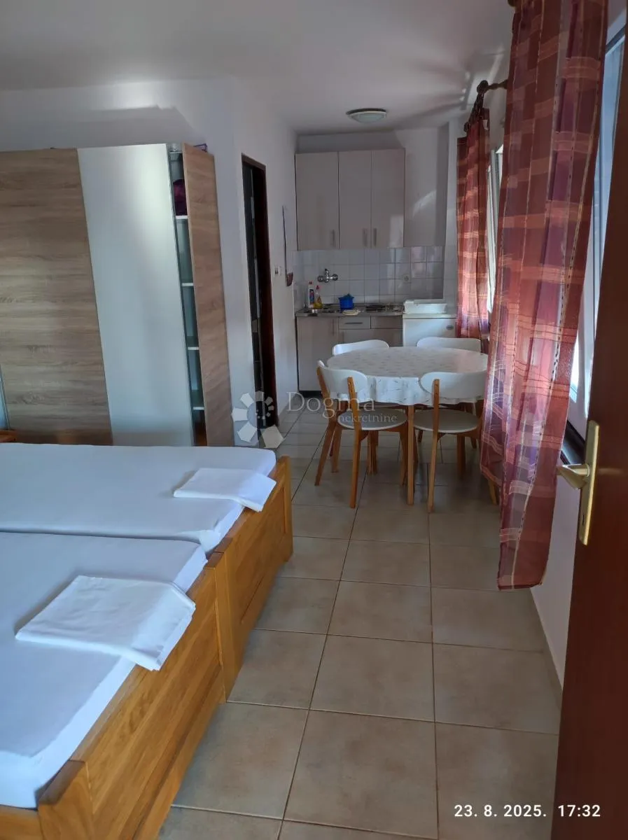 objekt sa tri zasebna apartmana, tražena lokacija kraj mora - slika 17