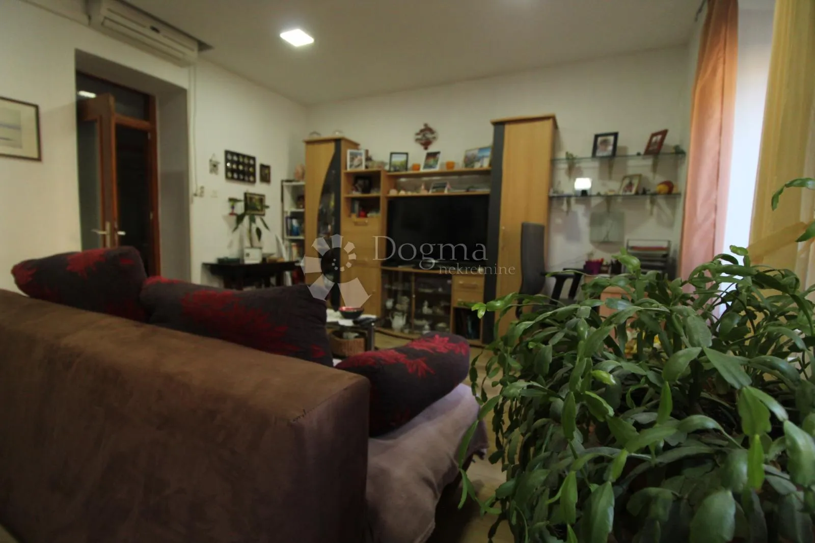 belveder stan sa 150m2 okućnice - slika 3
