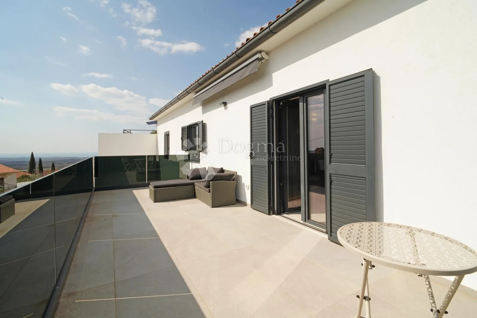moderna kuća s 2 apartmana- kaštelir - slika 34