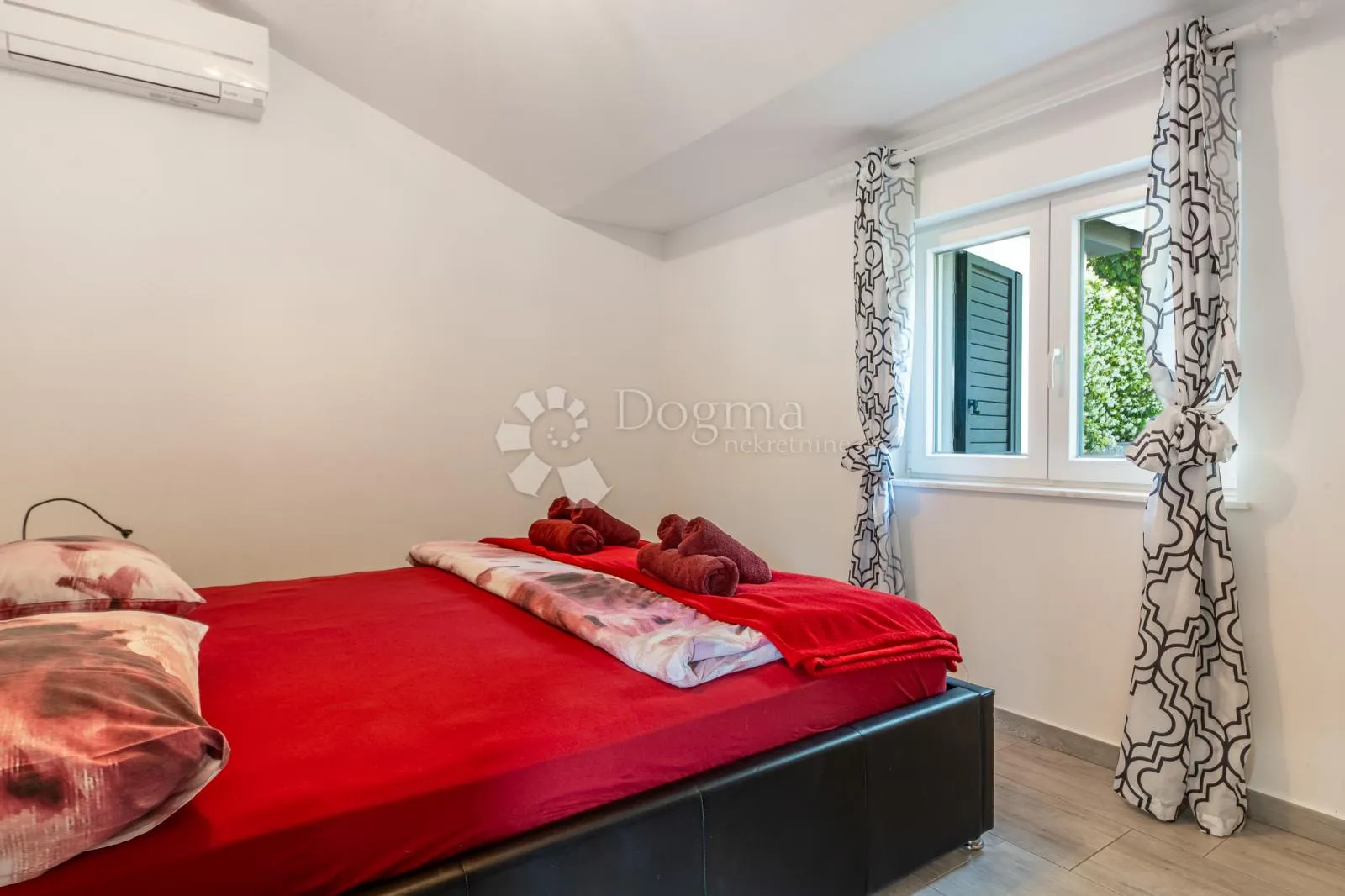 vila s bazenom na krku – odmor i investicija! - slika 34